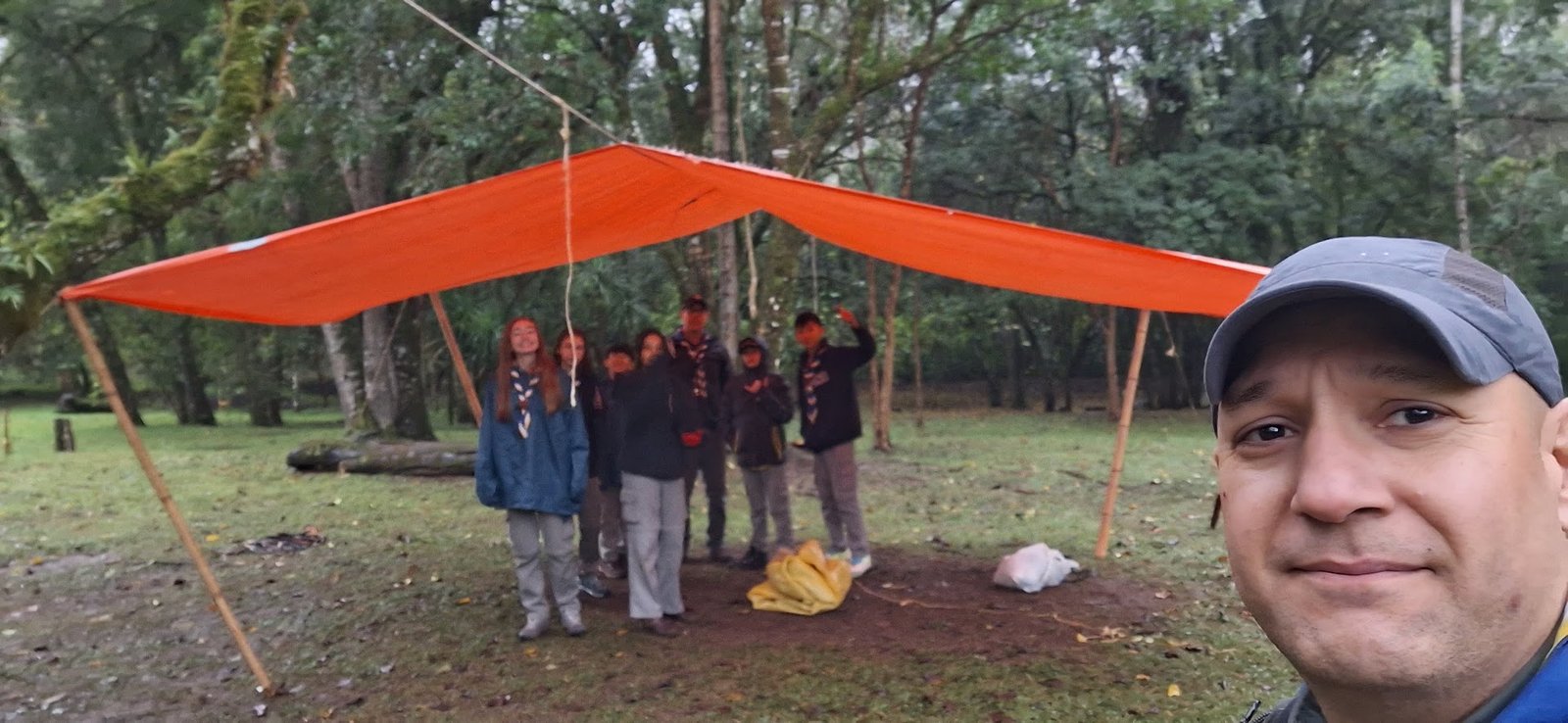 Acampamento escoteiro com barracas